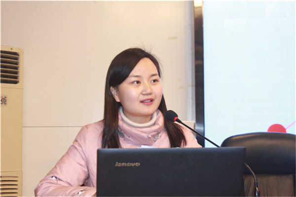 英语备课组长李巧巧发言.jpg