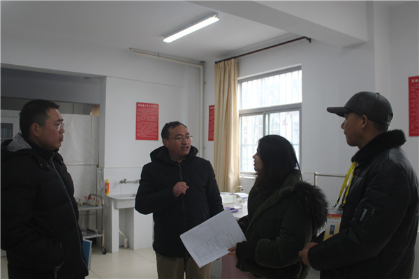 工会主席徐建介绍校园安保情况.jpg