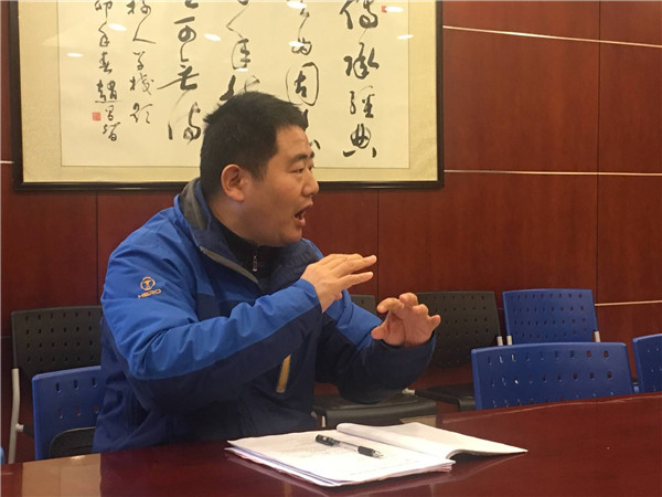 王勇老师主持并发言.jpg