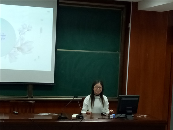 李洁老师就学生竞赛进行指导.jpg