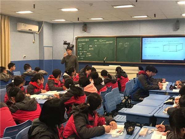 王方平老师上课中.jpg
