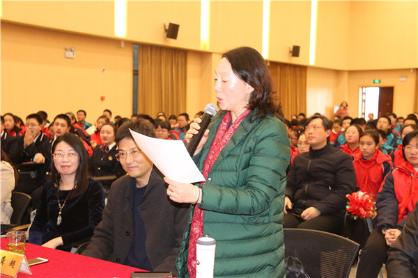 市语言文字办公室主任刘颖宣布辩论赛结果.jpg