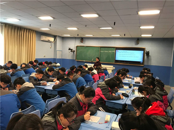 周莹老师上课中.jpg