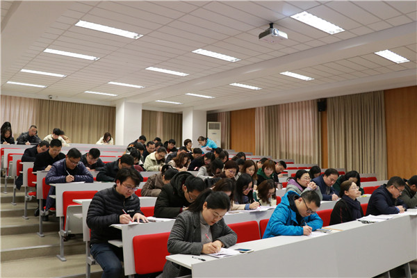 全体教师进行文明创建应知应会答题.JPG