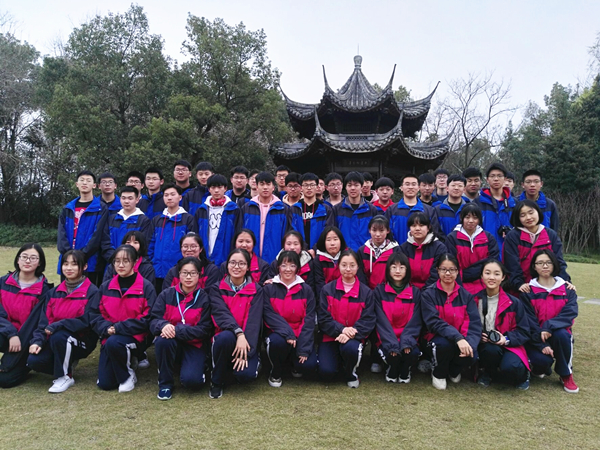 5学生参观浙江大学3.jpg