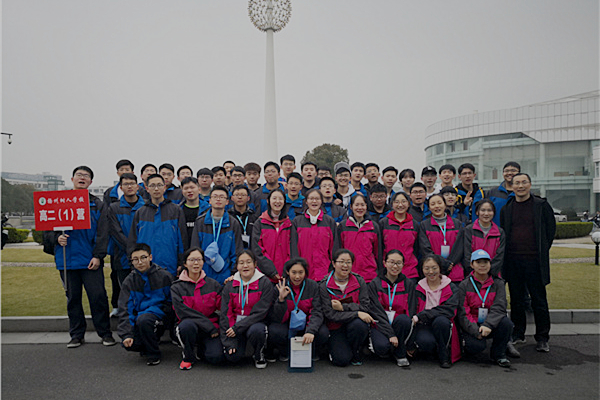 5学生参观浙江大学1.JPG