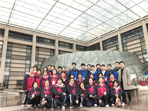 5学生参观浙江大学7.JPG