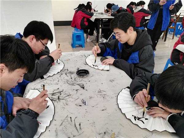 2学生制作兰亭扇.jpg
