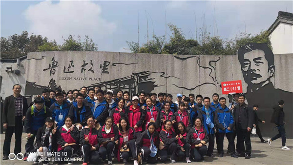 3学生参加鲁迅故里1.jpg