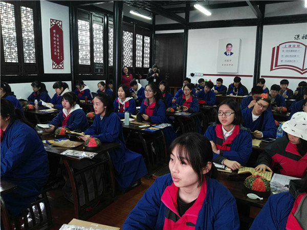 4学生在三味书屋上课1.jpg