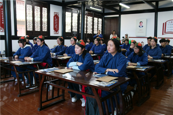 4学生在三味书屋上课2.jpg