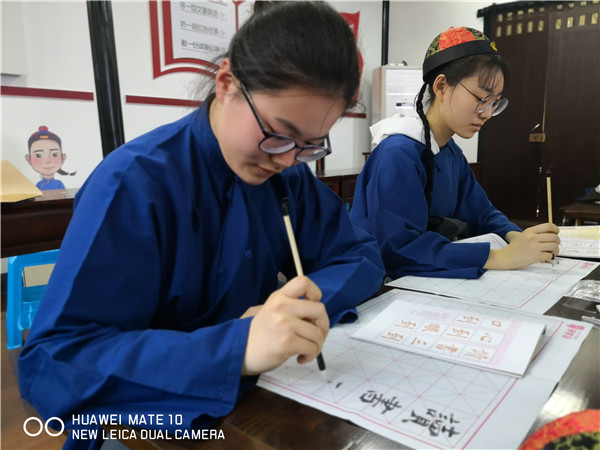 4学生在三味书屋上课5.jpg