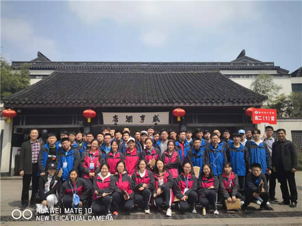 ６学生参观咸亨酒店.jpg
