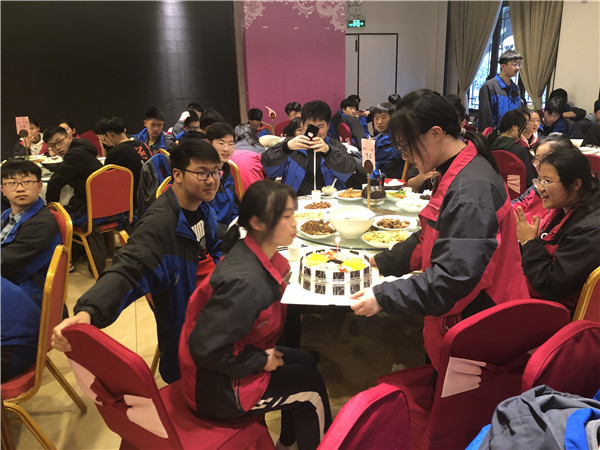７为学生庆生3.jpg