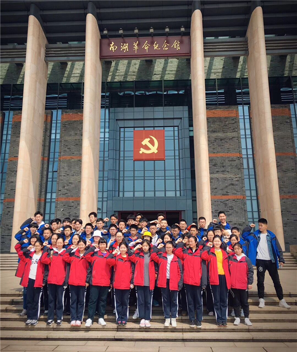 1参观南湖革命纪念馆３.jpg