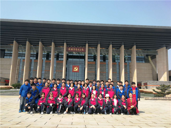 1参观南湖革命纪念馆４.jpg
