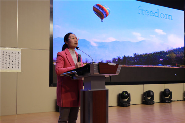班主任代表卞家慧老师发言.JPG