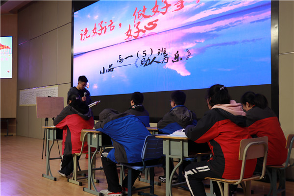 高一5班小品表演.JPG