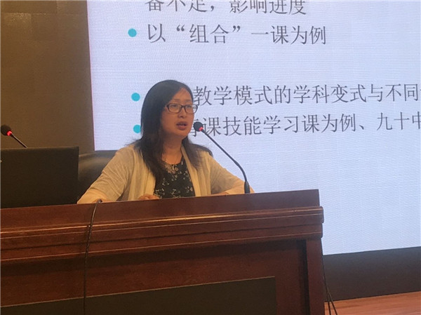 1.董爱华副校长主持并讲话.jpg