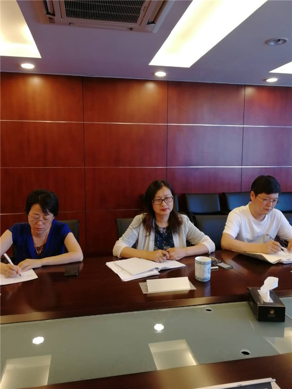1董爱华副校长主持交流会议.jpg