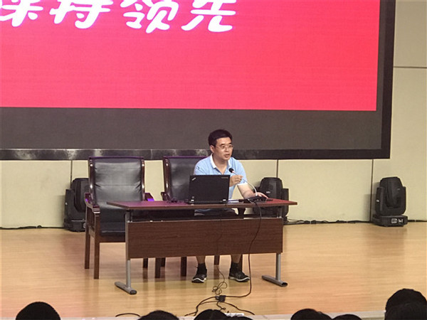 年级主任陈瑞飞老师悉心指导.jpg