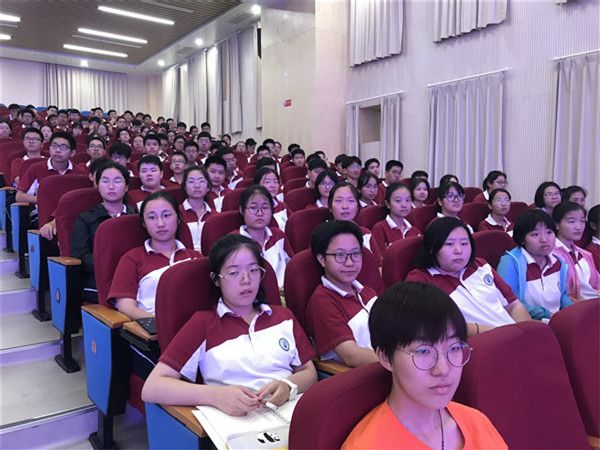 高一年级全体学生认真倾听2.jpg