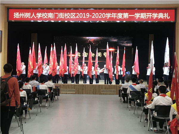 初一、高一新生代表亮相.jpg