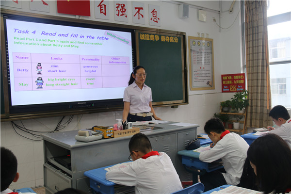 英语陆红芬老师上课.jpg
