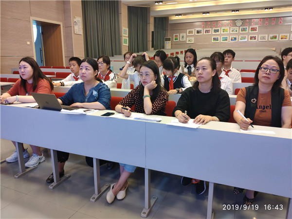 评委和大众评审团认真聆听.JPG