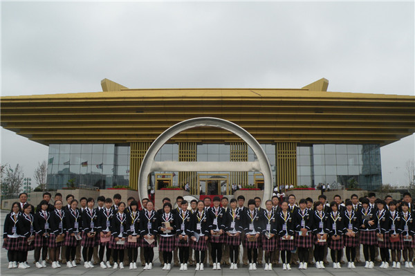 国际部学生参加扬州运博会照片.jpg 国际部学生参加扬州运博会照片.jpg