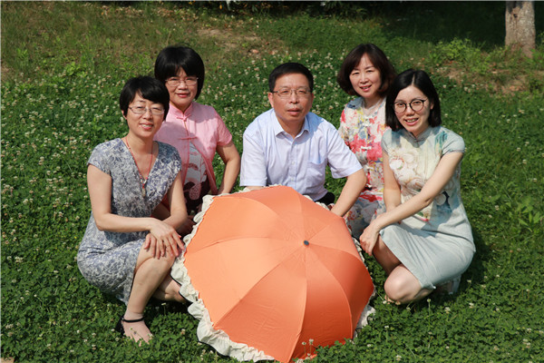 与同事合影.JPG