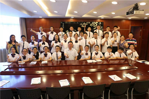 与首届英特班学生合影.JPG