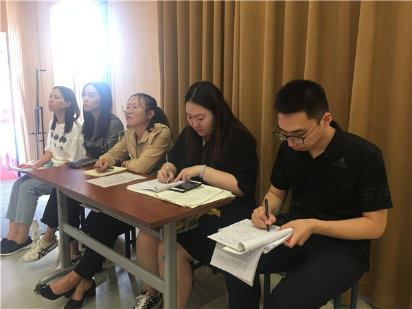 我校教师集体听课.jpg