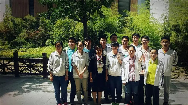 05与高中学生合影.jpg