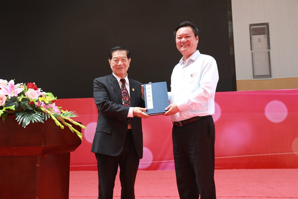向李昌钰博士赠送礼物.jpg