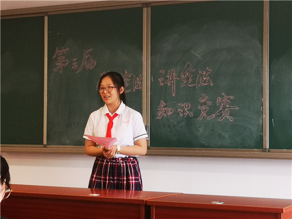6刘含茹同学演讲中.jpg