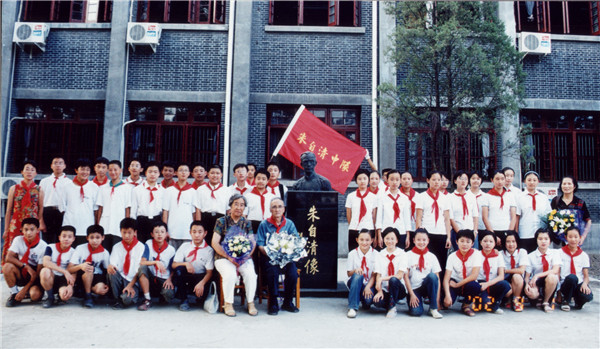 和朱闰生夫妇及全国优秀辅导员在一起.jpg