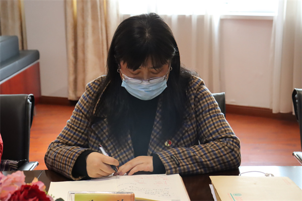 党委副书记、副校长姜亚芹研读六中全会精神.jpg
