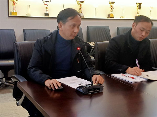 班主任代表胡立军发言.jpg