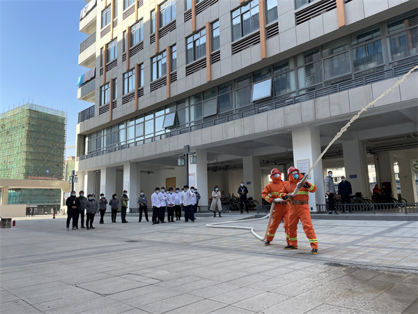 后勤人员练习使用消防栓.jpg