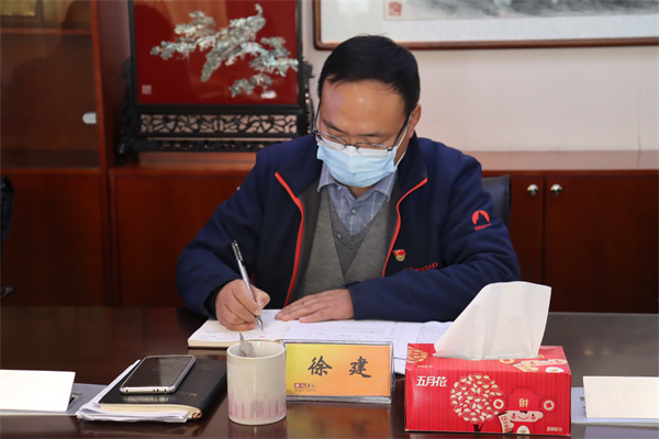党委委员、工会主席徐建研读六中全会精神.jpg