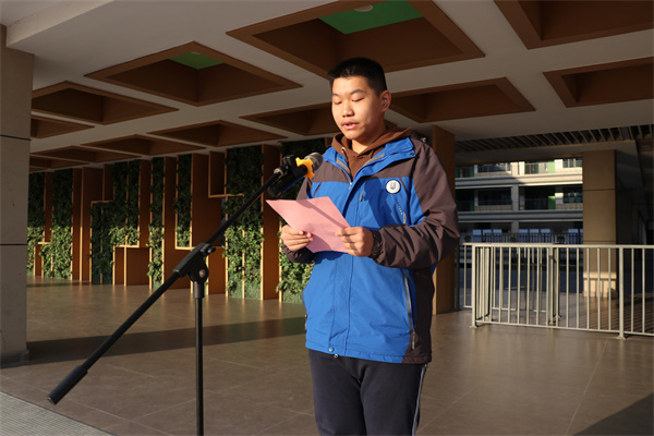学生代表高一（4）班徐涛同学发言.jpg