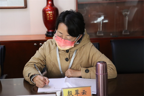 校区校长殷翠云研读六中全会.jpg