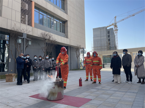 后勤人员练习使用灭火器.jpg