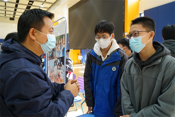 副校长张鹏与同学们亲切交谈.jpg