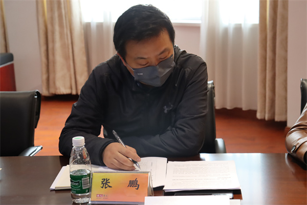 党委委员、副校长张鹏研读六中全会精神.jpg
