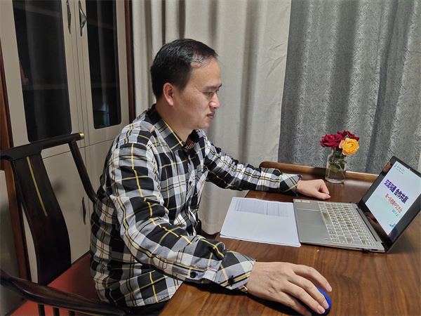 高一（8）班班主任 庄志武老师 召开线上家长会.jpg