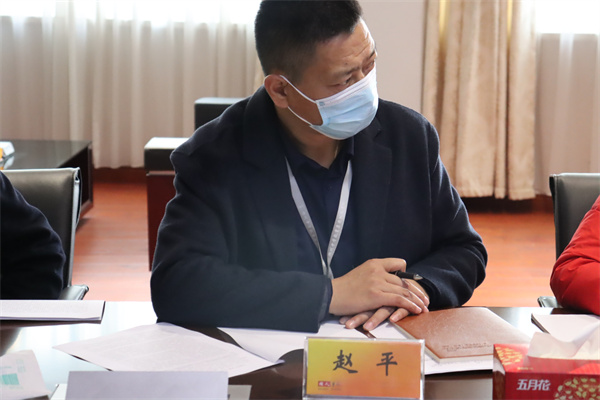 副校长赵平研读六中全会精神.jpg