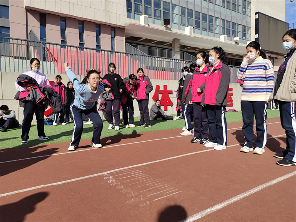 女生立定跳远.jpg