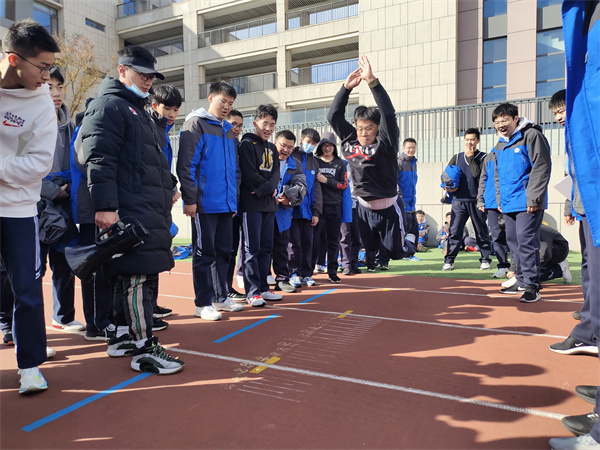 男生立定跳远.jpg